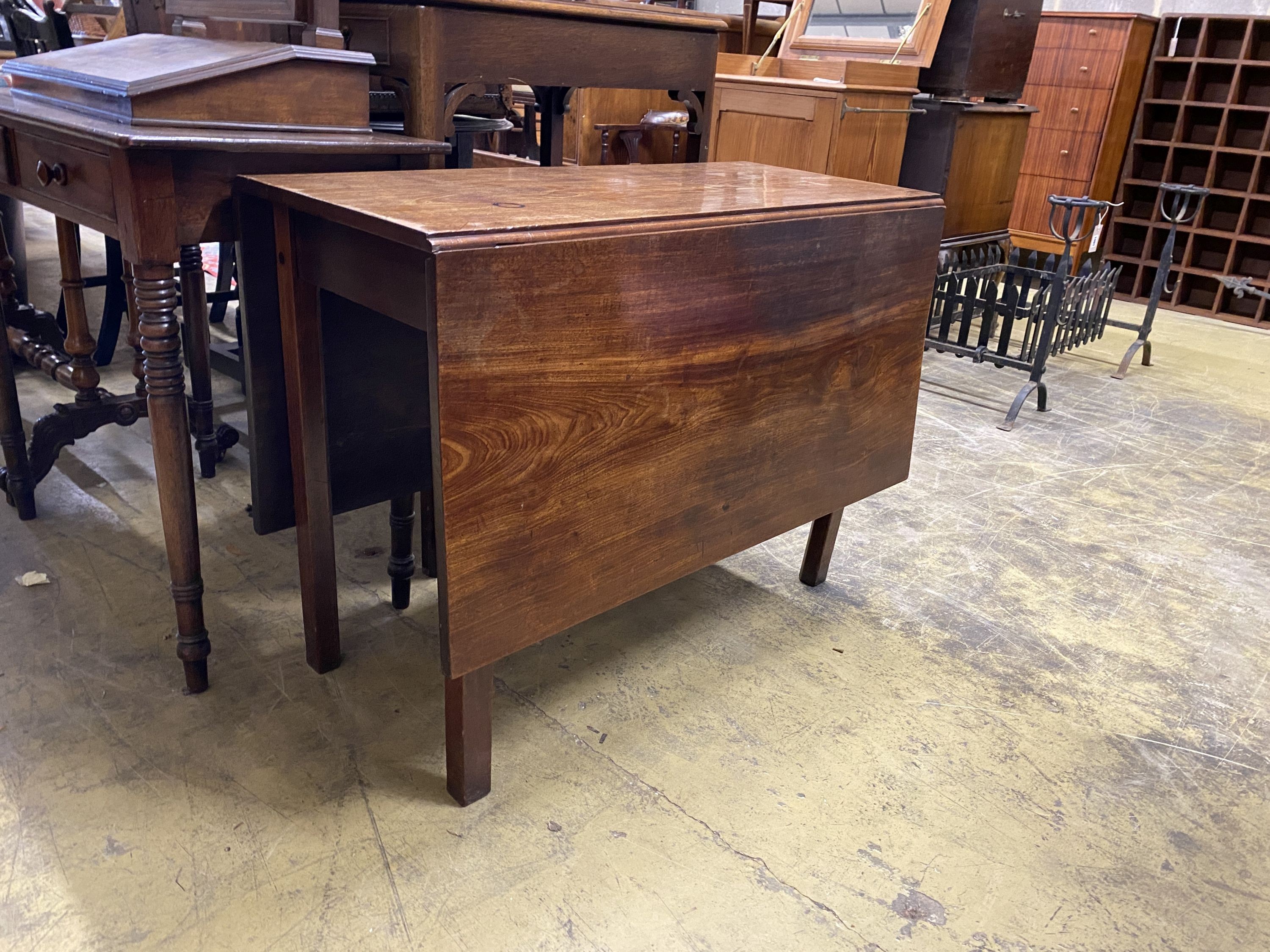 A George III mahogany drop leaf dining table, 134cm extended, width 98cm, height 72cm